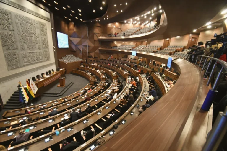 Bancadas divididas abren paso a acuerdos por región en la Asamblea