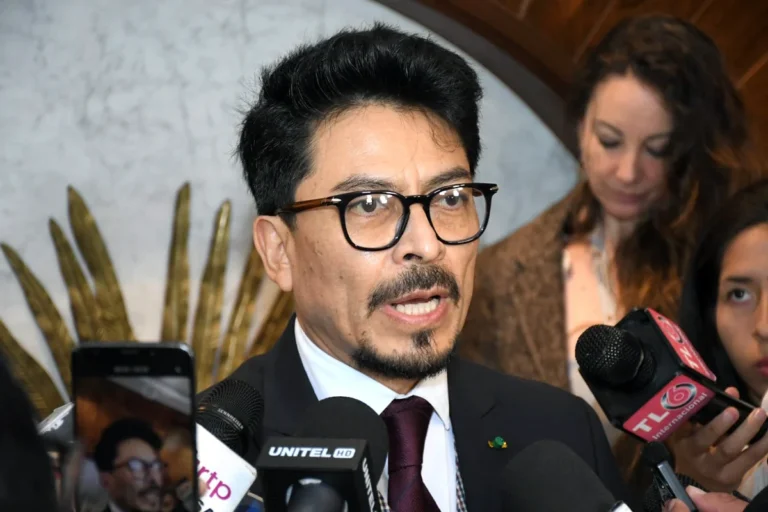 Bolivia busca destrabar en Argentina la homologación de títulos profesionales