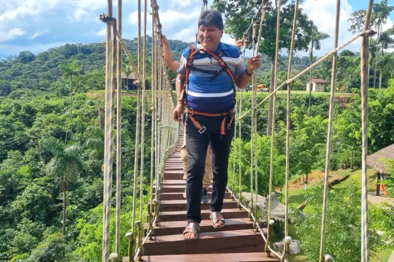 Evo Morales pasea por un parque con dos órdenes de captura