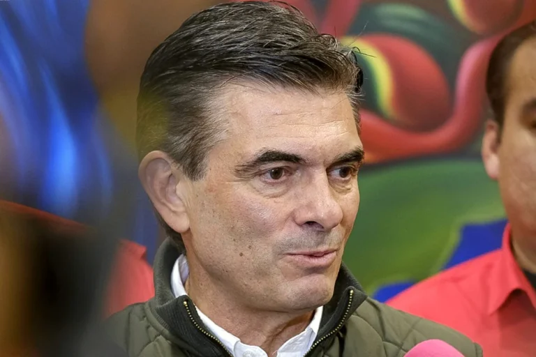 Gobierno admite que no puede dar fecha para normalizar el diésel; Paz cuestiona la gestión de YPFB