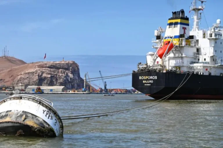El oleaje frena otra vez el diésel en Arica y reabre la duda sobre las obras de YPFB