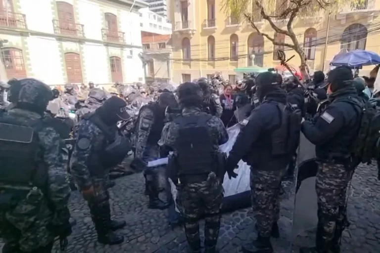 Policía impide que aportantes de AFP inicien una huelga de hambre en Cochabamba
