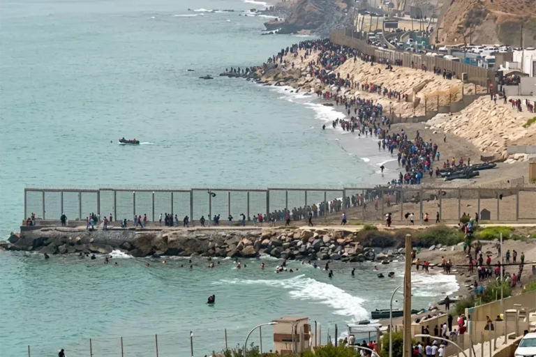 ¿Qué pasa en Ceuta? La ciudad española que vive una masiva entrada de migrantes desde Marruecos