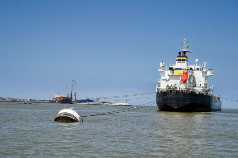 YPFB inicia en Arica la descarga de diésel retenido por el clima