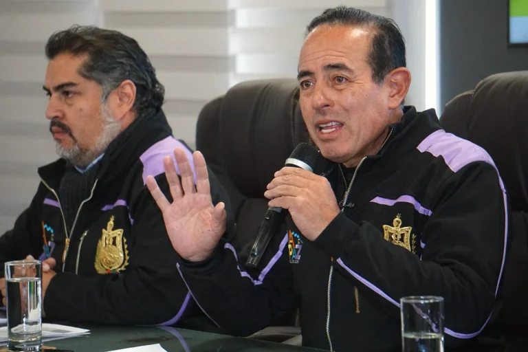 Emiten orden de apremio contra Dockweiler por deuda a extrabajadora municipal