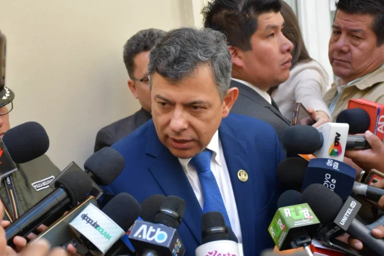 Tres versiones sobre quién manda en Bolivia sin Paz ni Lara
