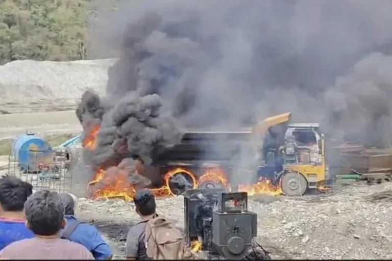 La Asunta: pobladores toman campamento minero y queman maquinaria por contaminación del Boopi