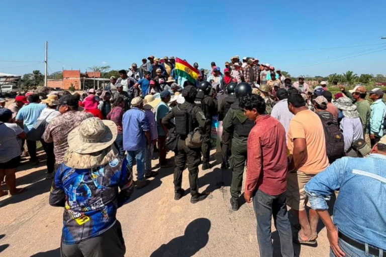 Gobernador de Beni y autoridades buscan levantar bloqueo en la ruta Santa Cruz-Beni