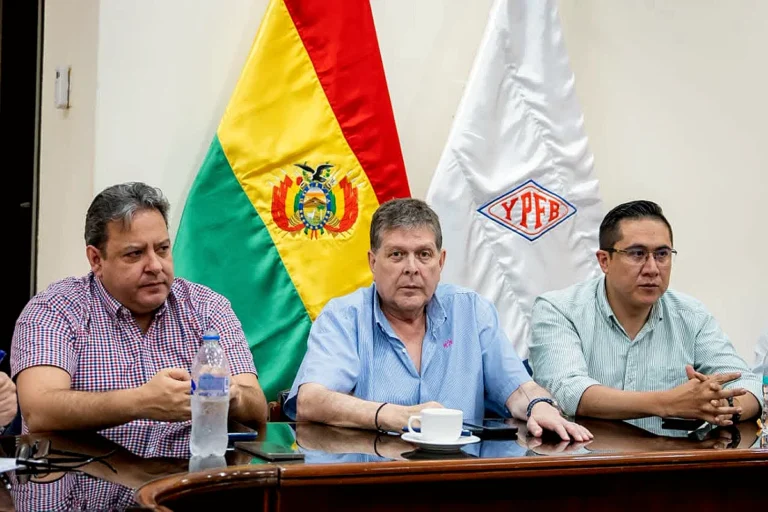 El Gobierno y cisterneros sellan acuerdo para garantizar el transporte de combustibles