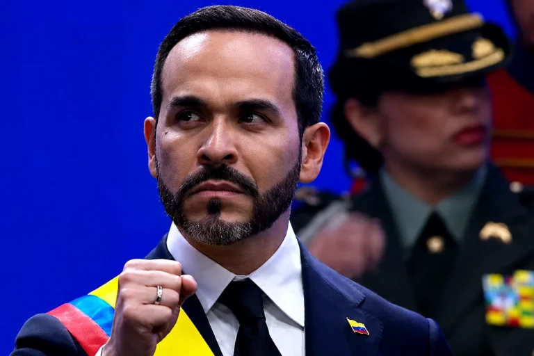 De la Espriella asume en Cali con una posesión de sello militar