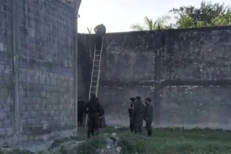 Tres policías quedan aprehendidos tras la fuga de dos reclusos brasileños de Palmasola