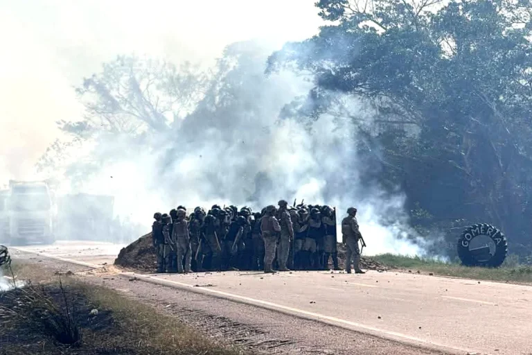 Intervienen con gases lacrimógenos el bloqueo contra el DS 5676 en la ruta al Beni