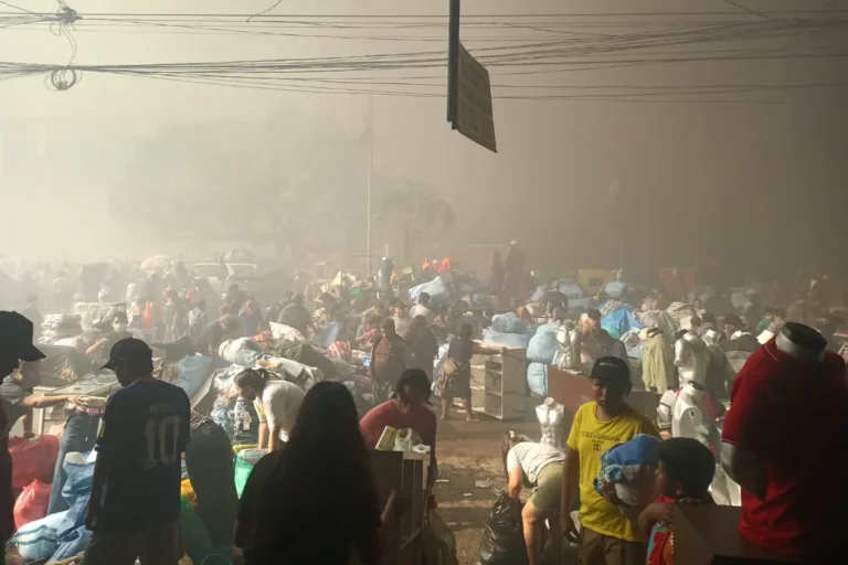 Helicópteros refuerzan el combate del incendio en la feria Barrio Lindo