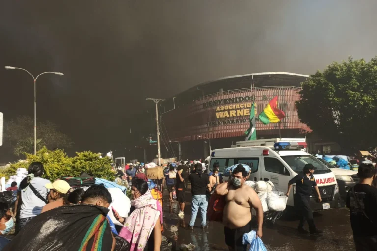 Voraz incendio consume puestos en Barrio Lindo; comerciantes rescatan su mercadería