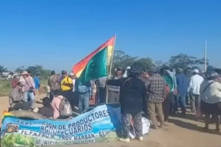Gobierno envía comisión y despliega militares y policías para levantar bloqueo en la ruta Santa Cruz-Beni