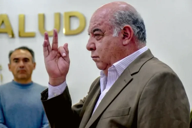 Denuncian al gerente de la CNS por presunto aumento millonario de sus cuentas