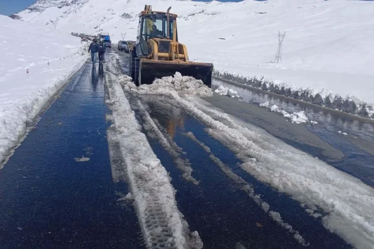 Nevadas y un derrumbe afectan la circulación en rutas de cuatro departamentos