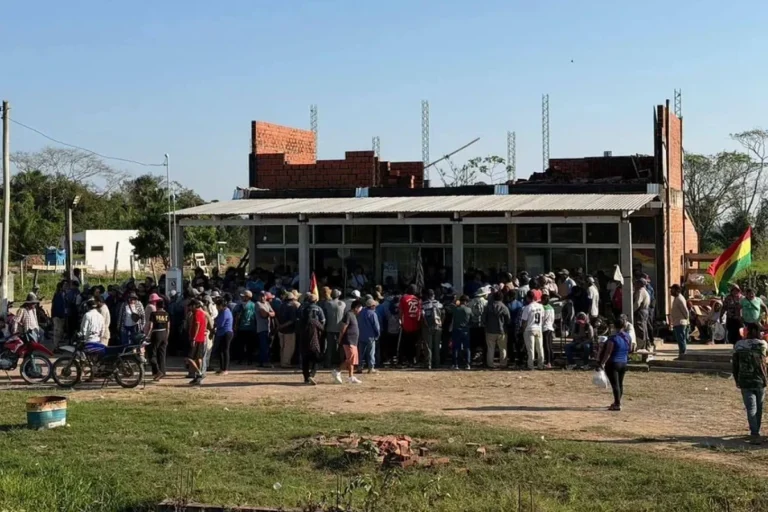 Productores mantienen bloqueo y anuncian marcha contra el decreto del diésel