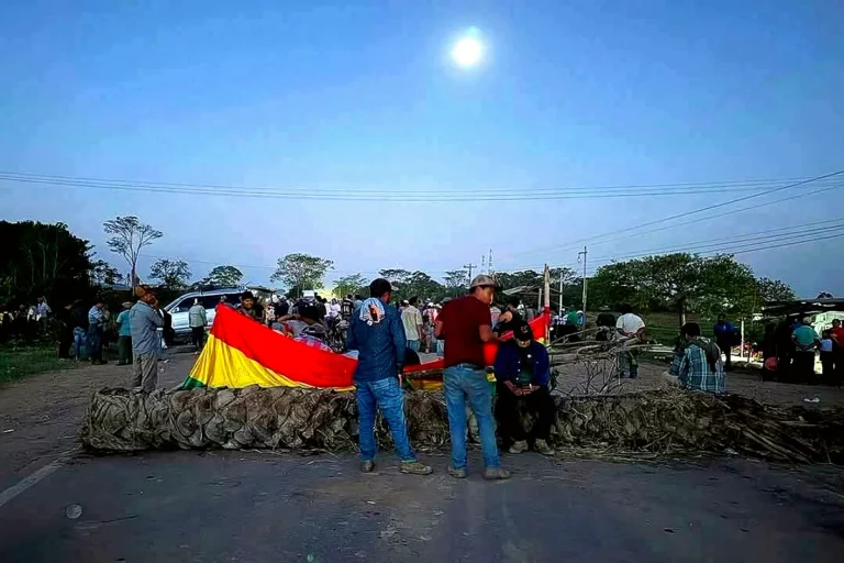 Vuelve el bloqueo en la ruta Santa Cruz-Beni y exigen anular el DS 5676