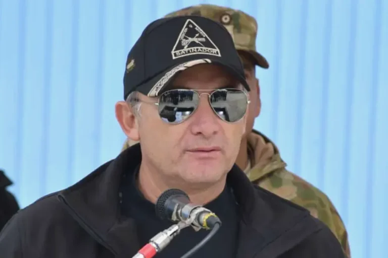López anuncia su retorno y pide garantías; Áñez lo respalda