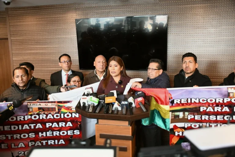 La ley que restituye a uniformados de 2019 también obliga a demandar a quienes los sancionaron
