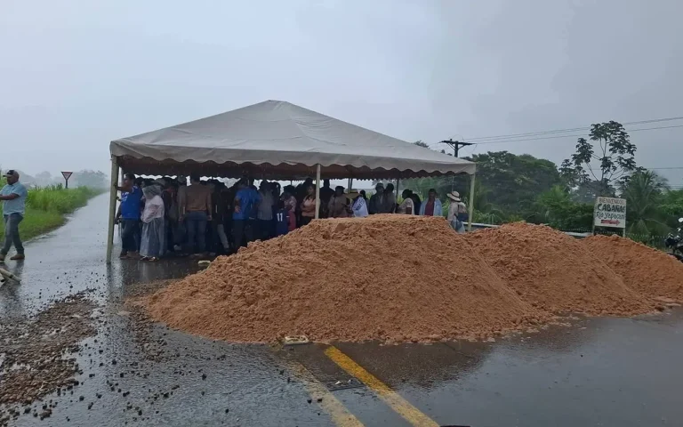 Policía moviliza unidades tácticas ante bloqueos en tres municipios cruceños