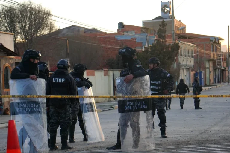 Viacha: sube a 14 la cifra de uniformados no localizados tras las explosiones; Paz se solidariza con las víctimas