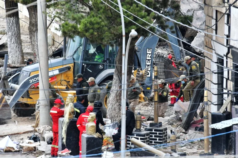 Con cinco desaparecidos suspenden la búsqueda en Viacha por riesgo de una nueva explosión
