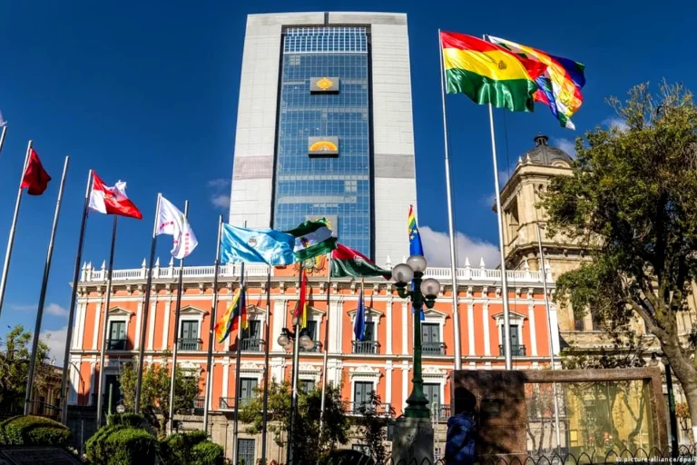 El 70% de funcionarios afines al MAS sigue en el Estado, denuncia Pachacute