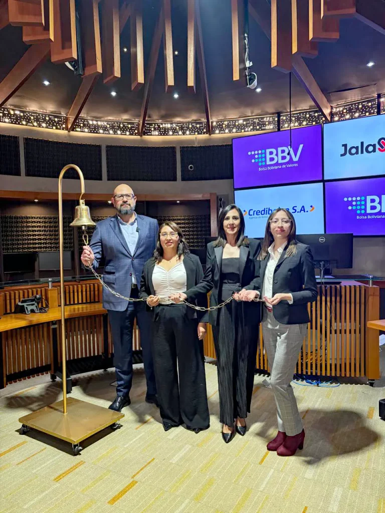 El gerente general de Jalasoft, Juan Alfonso Megías, junto a representantes de Credibolsa y de la Bolsa Boliviana de Valores, en el tradicional Toque de Campana por la colocación de los Bonos Jalasoft V. Foto: Jalasoft